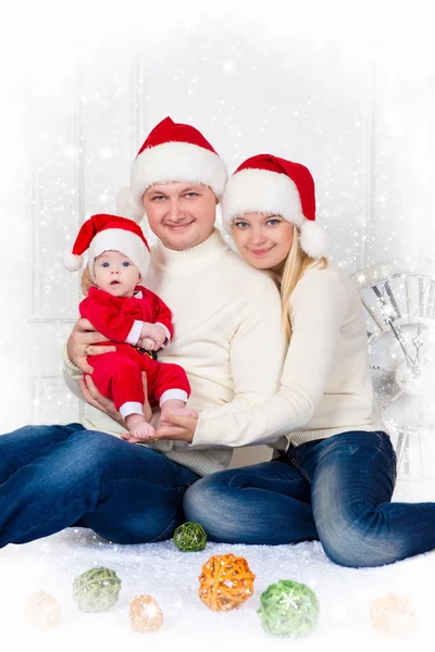 Familia de la felicidad en sombrero de Navidad sobre fondo blanco . —  Fotos de Stock