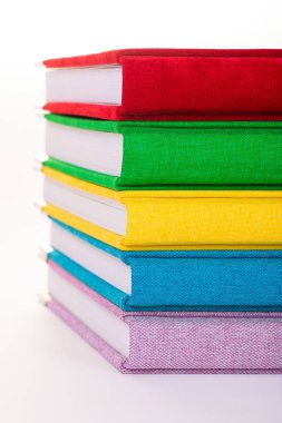 Çok renkli kitap Tekstil kapağı. Photobooks beyaz bir arka plan üzerinde.