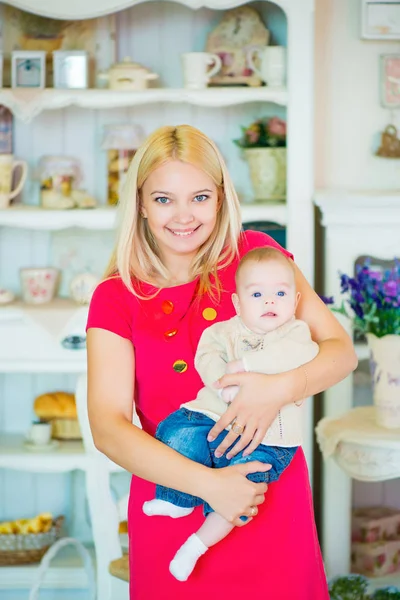 Glückliche junge Eltern mit einem kleinen Jungen — Stockfoto