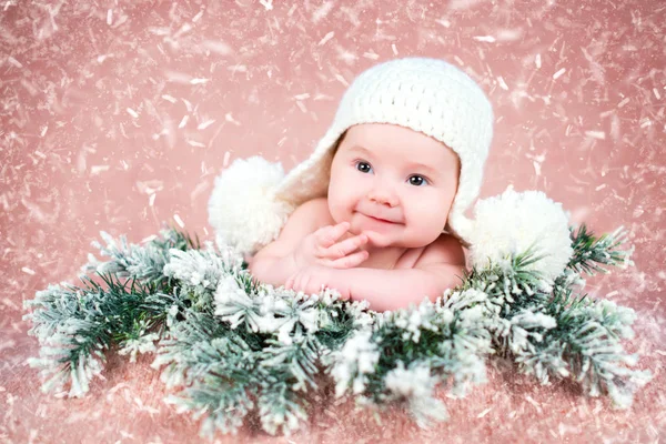 니트 모자에 신생아 아기입니다. 눈 배경. — 스톡 사진