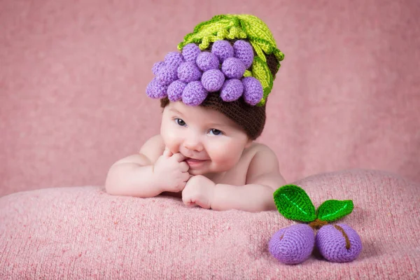 Bebé recién nacido una gorra de punto en forma de uvas . —  Fotos de Stock