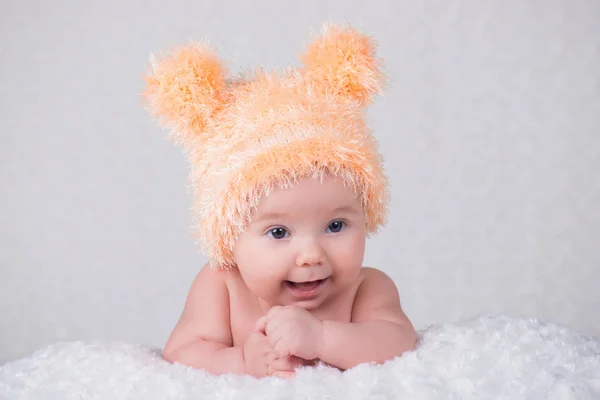 Bebé recién nacido en una gorra de punto con orejas . —  Fotos de Stock