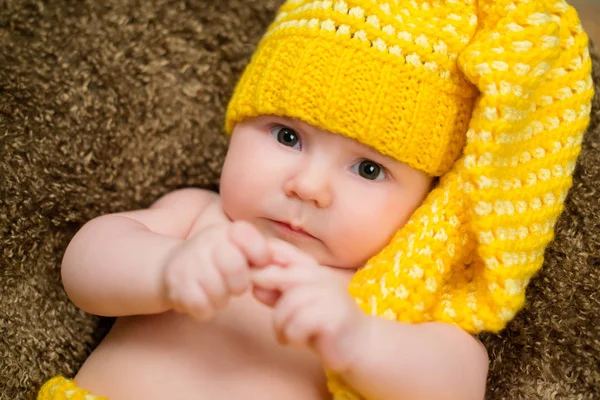 Bebé recién nacido en un cálido sombrero de punto . —  Fotos de Stock