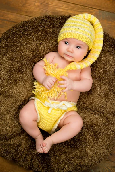 Bebé recién nacido en un cálido sombrero de punto . — Foto de Stock