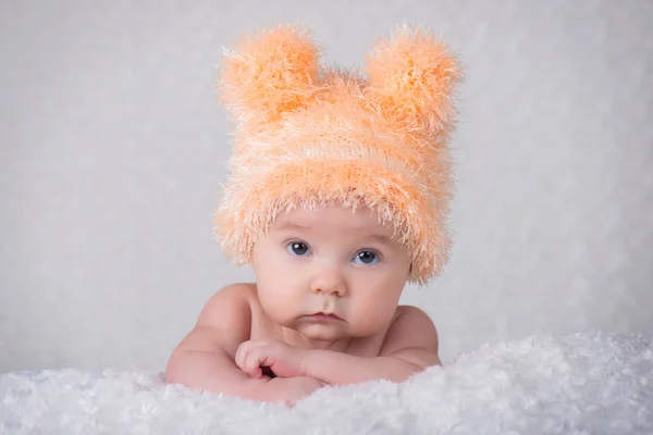 Bebê recém-nascido em uma tampa de malha com orelhas . — Fotografia de Stock