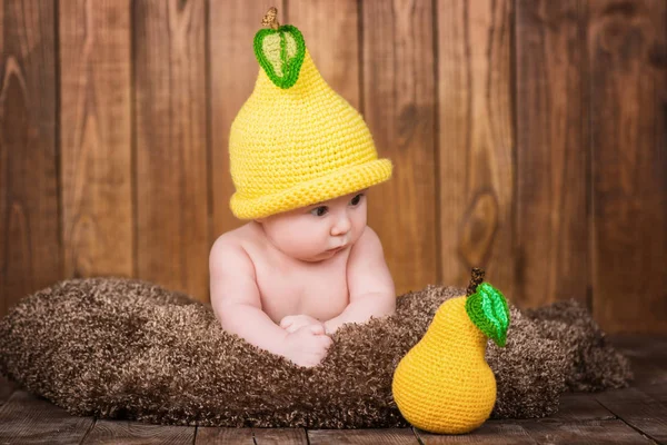 Bebé recién nacido en una gorra de punto la forma de pera . —  Fotos de Stock