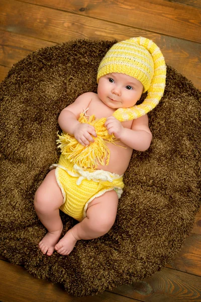 Nouveau-né dans un chapeau tricoté chaud . — Photo