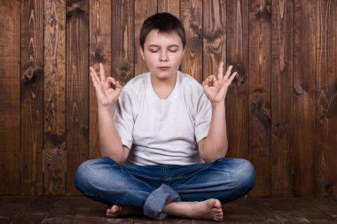 Lotus pozisyonu takım elbiseli erkek