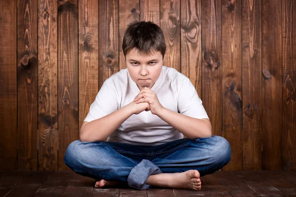 Boy in a suit in lotus position — Stock Photo, Image