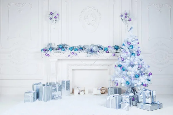 Oturma odasının altında hediyelerle Noel ağacı