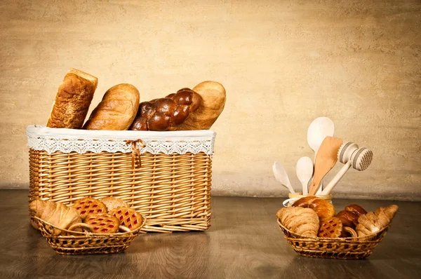 组成与面包和卷在孤立的柳条篮子里 — 图库照片