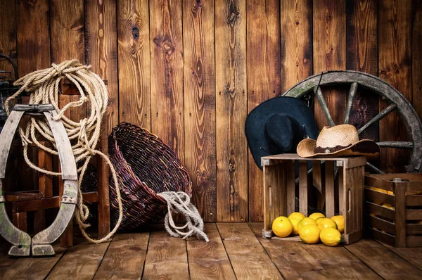 Ainda em estilo cowboy em placas de madeira . — Fotografia de Stock