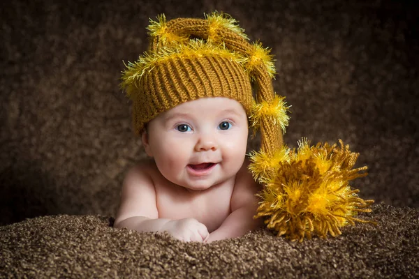 Novorozence v pletené zimní čepice na béžové pozadí. — Stock fotografie