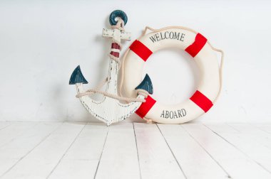 Çapa ve hayat şamandıra bir beyaz ahşap zemin üzerinde