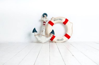 Çapa ve hayat şamandıra bir beyaz ahşap zemin üzerinde