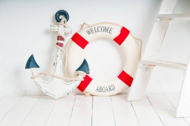 Çapa ve hayat şamandıra bir beyaz ahşap zemin üzerinde