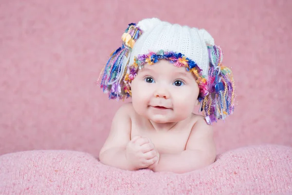 Piękna mała dziewczynka w różowe słuchawki ciepłe — Zdjęcie stockowe