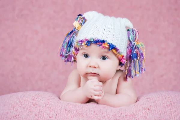 Belle petite fille en casque chaud rose — Photo