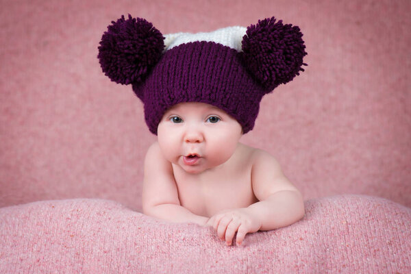 Новорожденный в теплой вязаной шляпе
.