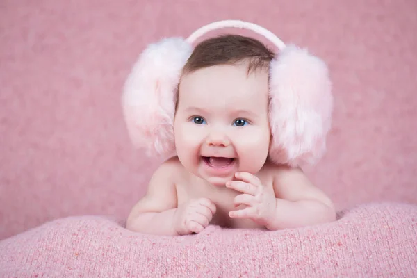 Bella bambina in rosa cuffie calde — Foto Stock