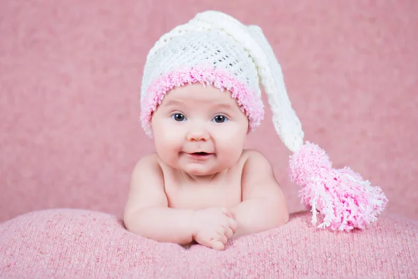 Szép kislány, rózsaszín meleg fejhallgató — Stock Fotó