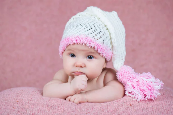 Hermosa niña en auriculares cálidos rosados —  Fotos de Stock