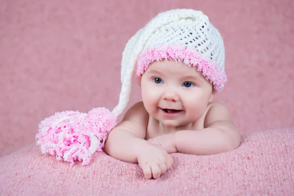 Neugeborenes Baby in warmer Strickmütze. — Stockfoto