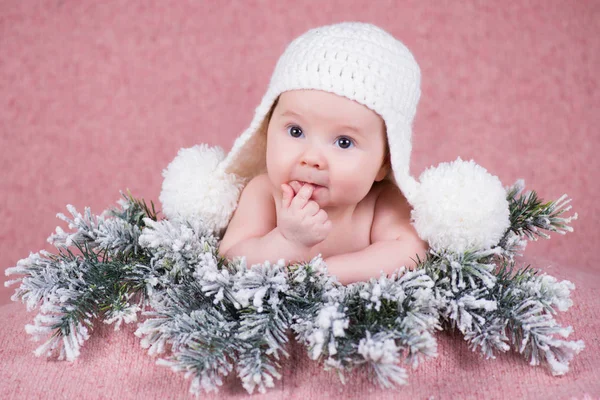 Newborn baby in a warm knitted hat. — Stock Photo, Image