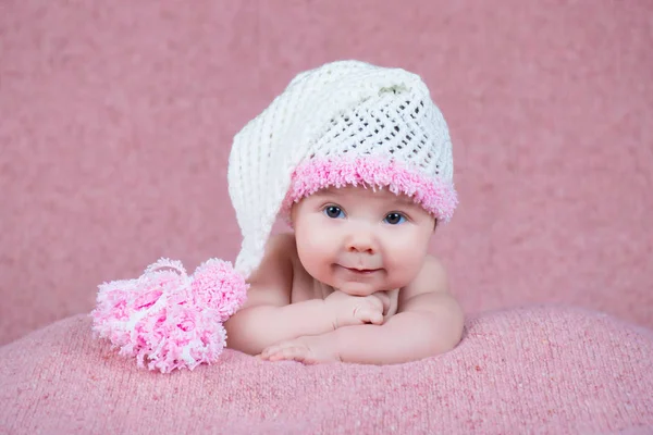 Νεογέννητο μωρό σε ένα ζεστό πλεκτό καπέλο. — Φωτογραφία Αρχείου