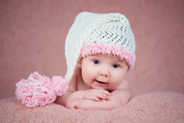 Bebê recém-nascido em um chapéu de malha quente . — Fotografia de Stock