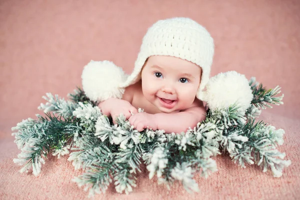 Bebê recém-nascido em um boné de malha. Fundo de neve . — Fotografia de Stock