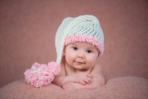 Newborn baby in a warm knitted hat. — Stock Photo, Image