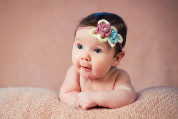 Retrato de niña recién nacida con vendaje de punto en forma de flor . —  Fotos de Stock