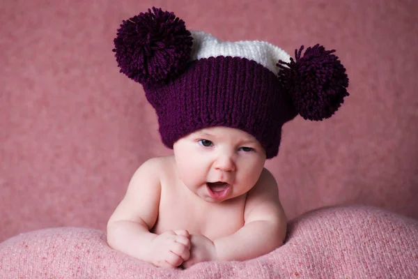 Новорожденный в теплой вязаной шляпе . — стоковое фото