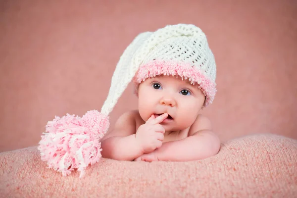 Новорожденный в теплой вязаной шляпе . — стоковое фото