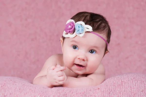 Noworodka dziewczynka w ciepłej dzianiny kapelusz z kwiatem — Zdjęcie stockowe