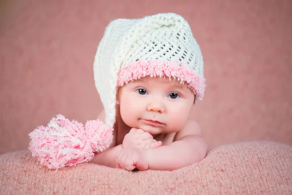 Bebé recién nacido en un cálido sombrero de punto . — Foto de Stock