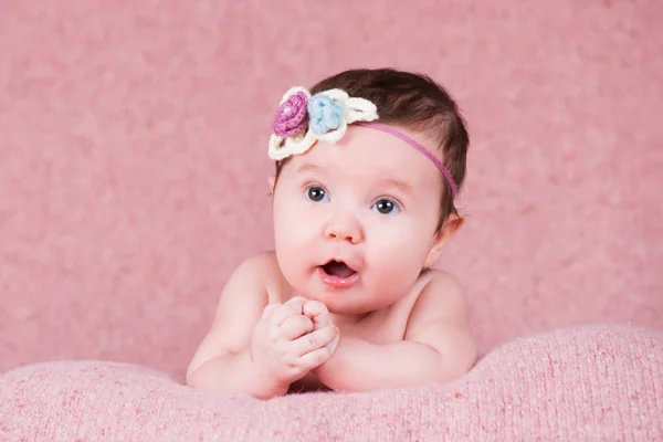 Ritratto neonato con benda lavorata a maglia sotto forma di fiore . — Foto Stock