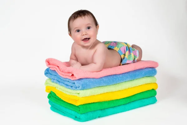 Nyfödda barnet ligger på en bunt handdukar — Stockfoto