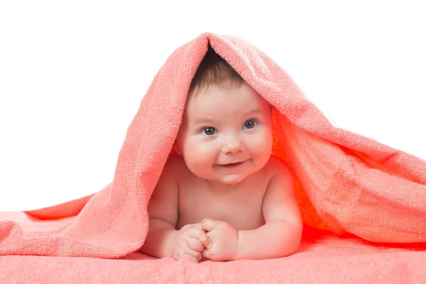 Bebê recém-nascido deitado e sorrindo em uma toalha de cor de terracota — Fotografia de Stock