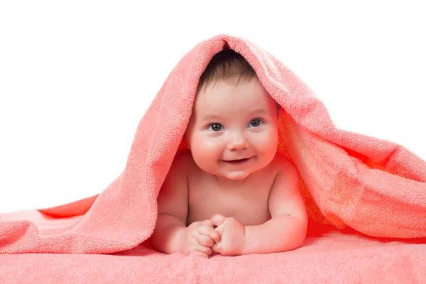 Bebé recién nacido acostado y sonriendo en una toalla de color terracota — Foto de Stock