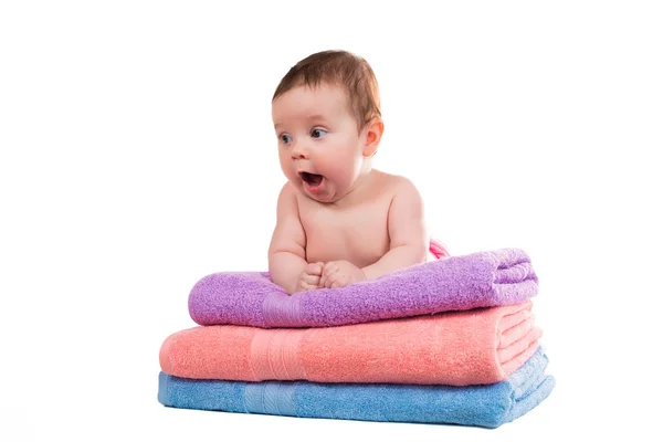 生まれたばかりの赤ちゃんが仰向けになってタオルのスタック — ストック写真