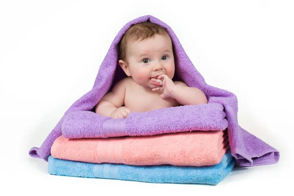 Новорожденный ребенок лежит на стопке полотенец — стоковое фото