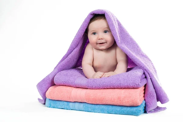 刚出生的婴儿躺在一堆毛巾 免版税图库图片