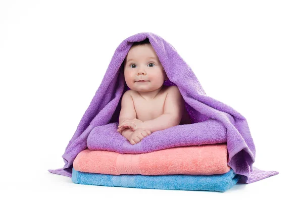 Nyfödda barnet ligger på en bunt handdukar — Stockfoto