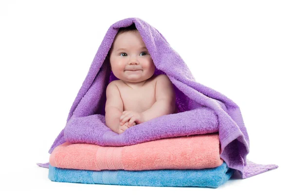 Новорожденный ребенок лежит на стопке полотенец — стоковое фото