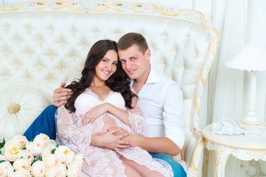 mutlu çift: karı -koca bebek için bekleyen hamile