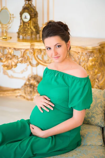 Modische Schwangerschaft. zukünftige Mutter im teuren Interieur — Stockfoto