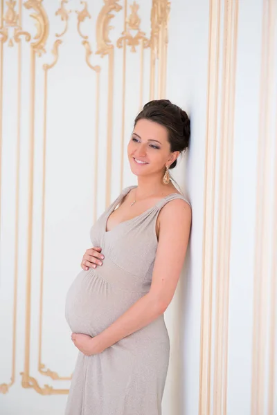 Schöne schwangere Frau wartet auf ein Kind — Stockfoto