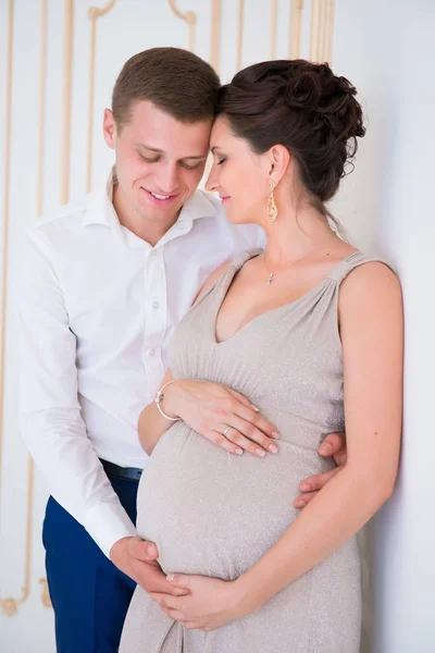 Piękna w ciąży para spodziewa się dziecka. Szczęście życia — Zdjęcie stockowe